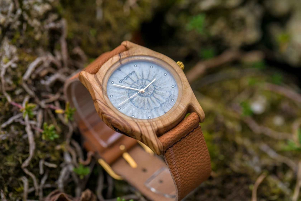angekko Holz-Armbanduhr mit Ammonit-Motiv-Zifferblatt