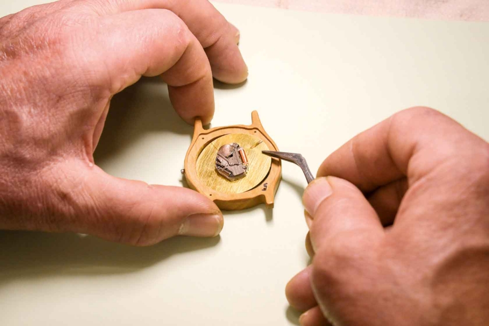 Einlegen des Zifferblattes mit montiertem Quarz-Uhrwerk